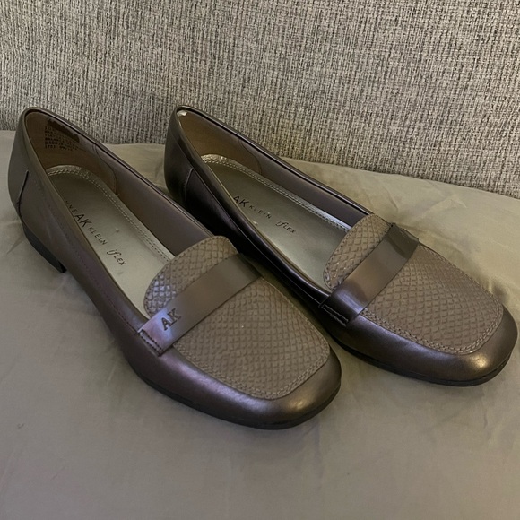 Ann Klein iflex 10 M Womens Snakeskin Loafer, shiny bronze Moccasin Flats EUC - Picture 2 of 8